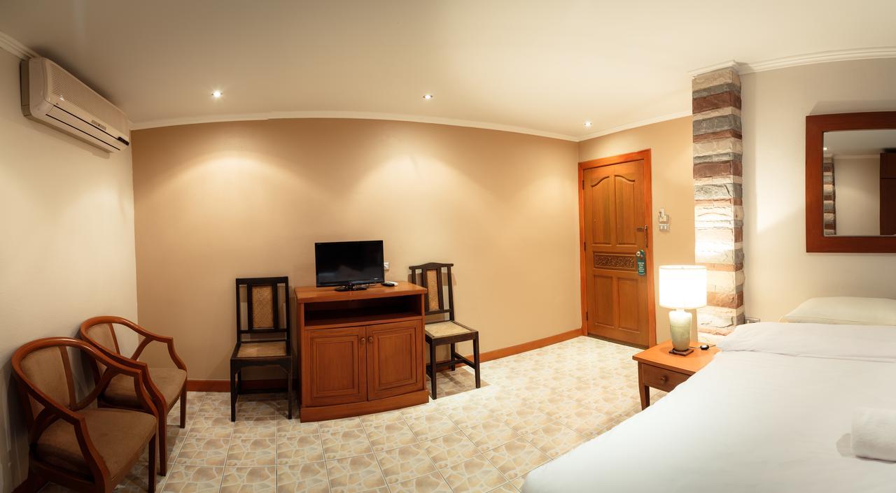 Avenue Beach Hotel Pantai Jomtien Bagian luar foto