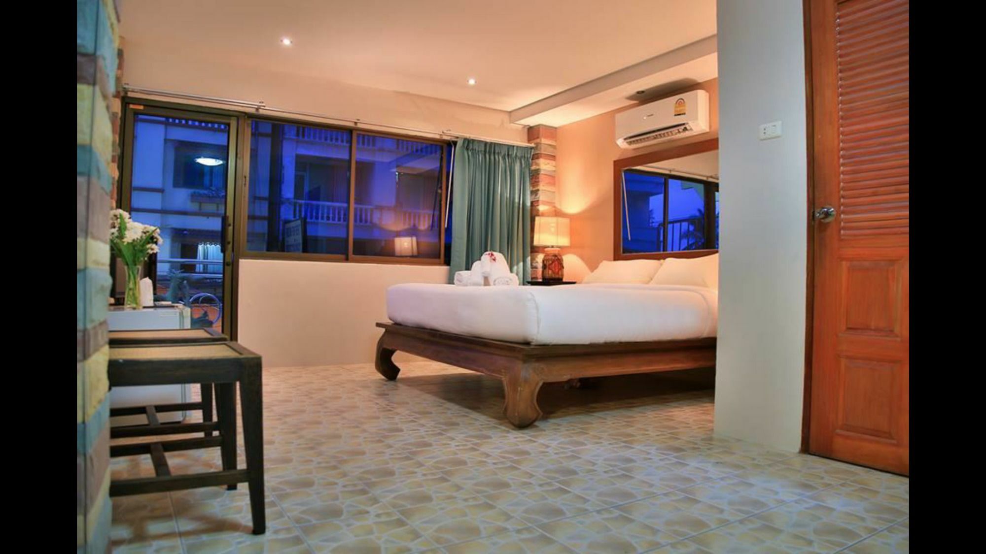 Avenue Beach Hotel Pantai Jomtien Bagian luar foto