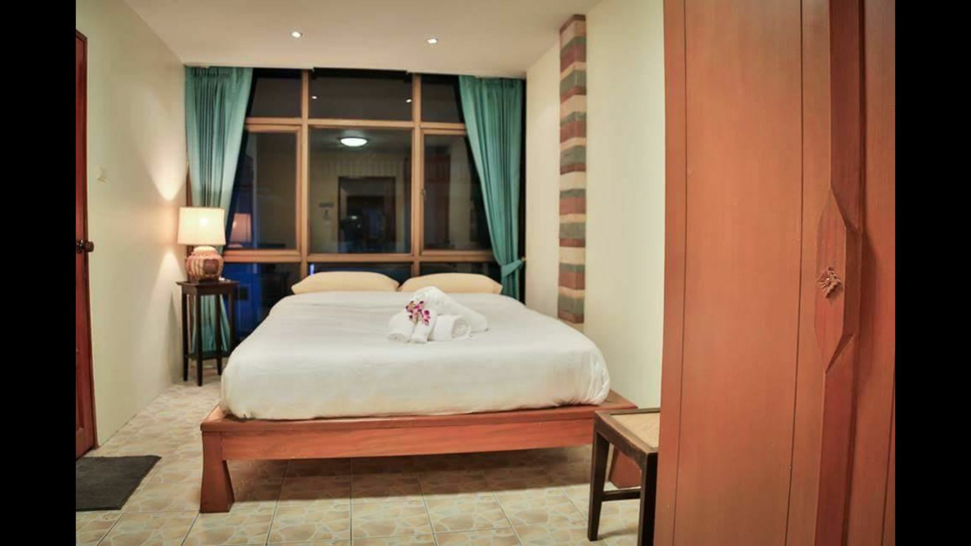 Avenue Beach Hotel Pantai Jomtien Bagian luar foto